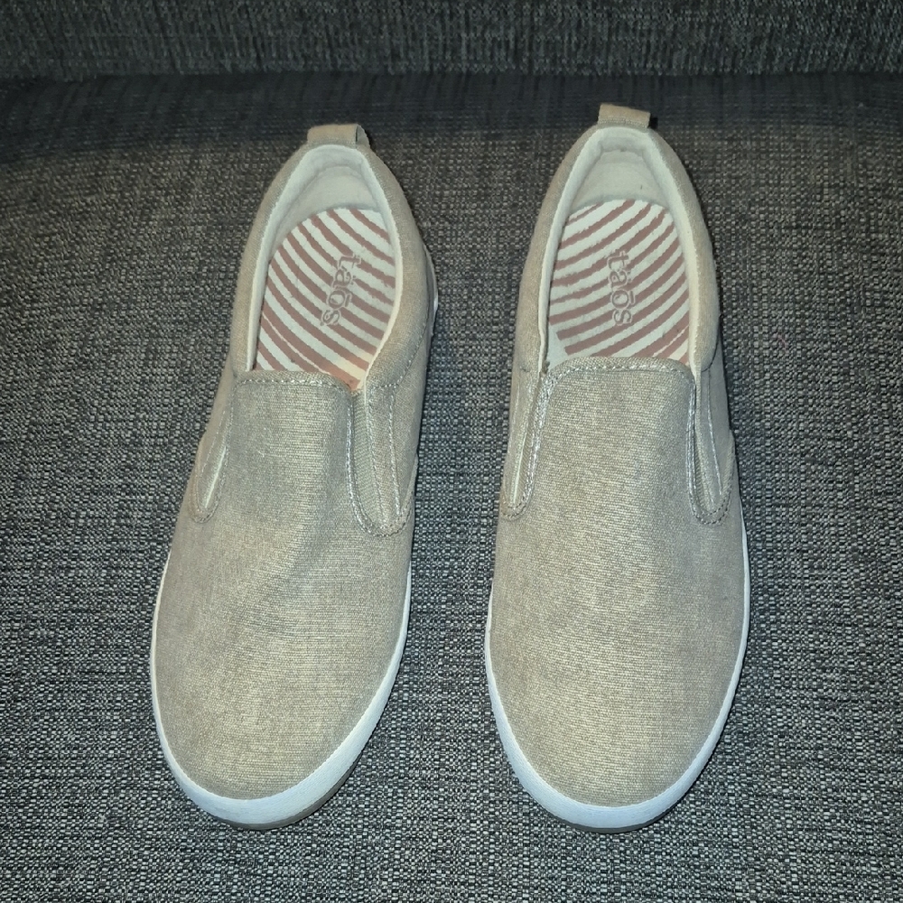 Taos Footwear Taupe Slip-On Canvas Flats - Picture 3 of 10